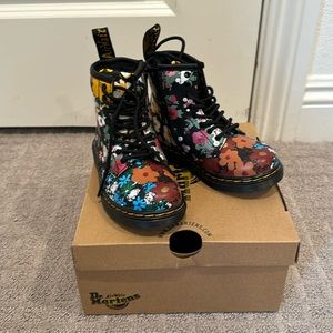 Dr. Martens flower Toddler size 8
